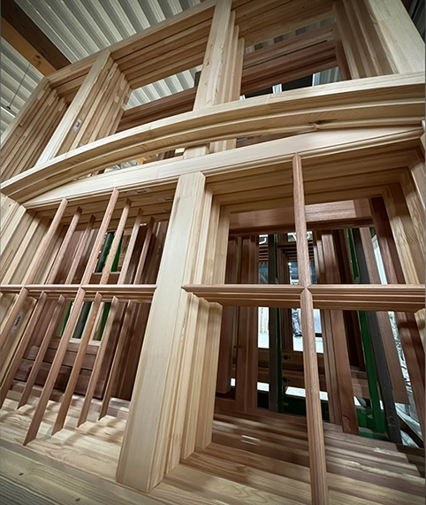 Rohe Holzfenster mit Sprossen in der Produktion bei Kubasch