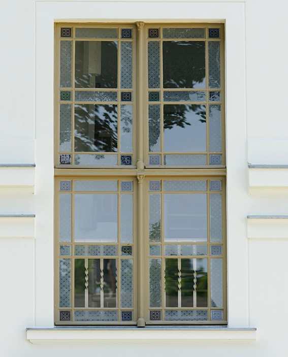 Hellbraunes eingebautes Holzfenster mit Sondergläsern