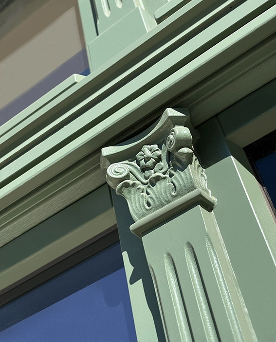 Zierelement Kapitelle in Grün und Zierleiste