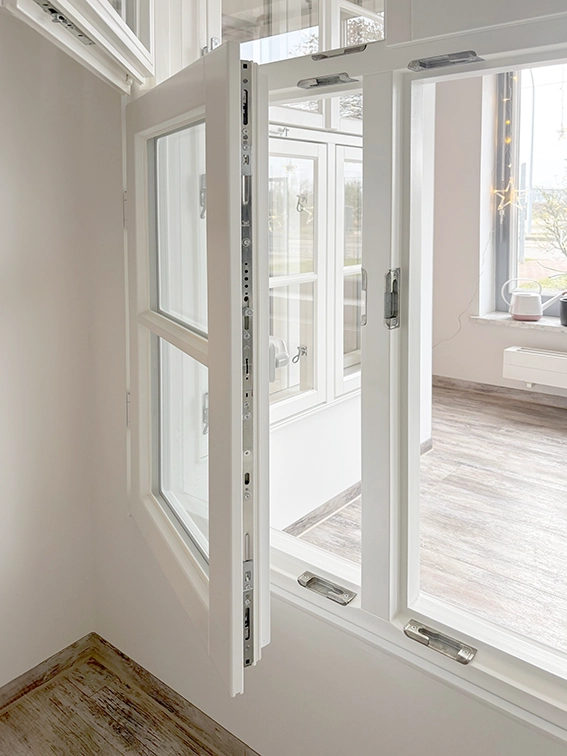 Hamburger Fenster nach aussen öffnend aus Holz in Weiß, Ausstellungsfenster Kubasch