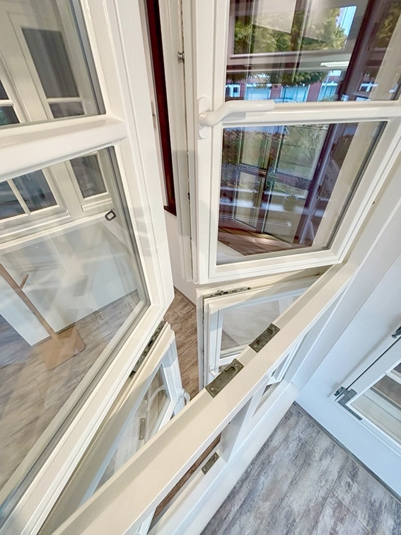 Doppeltes, zweiflügliges Holzfenster in Weiß nach aussen öffnend, Hamburger Fenster