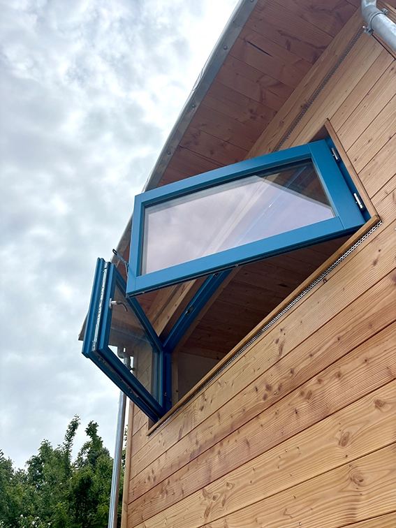 Tiny House Holzfenster nach aussen öffnend in Blau