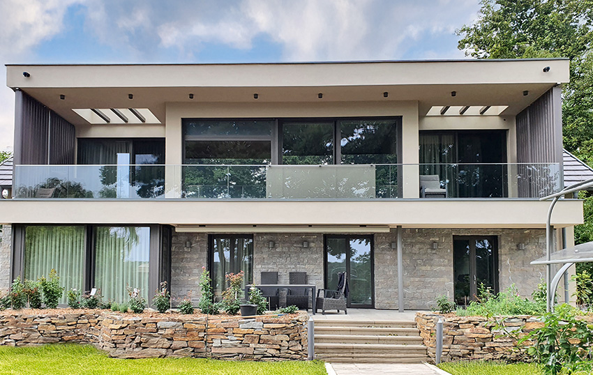 Froschgüne Eingangstür aus Holz mit Glas
