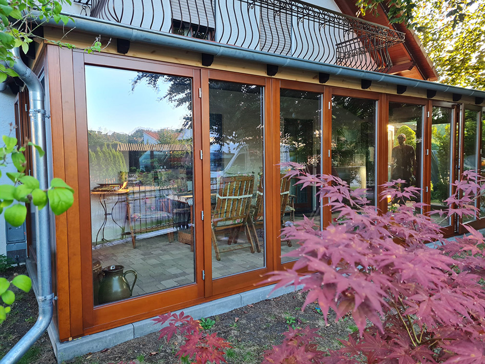 Gelbe Hauseingangstür mit Ornamentglas
