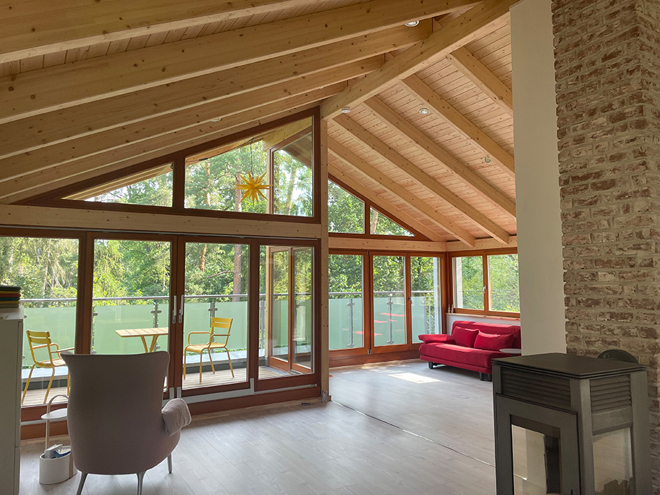 Schöne Eingangstür aus Holz mit Querstreifen und Glas