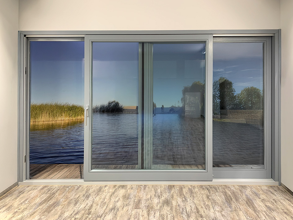 Weisse schmaale Eingangstür aus Holz mit Füllungen und Glasoberlicht mit Sprossen.