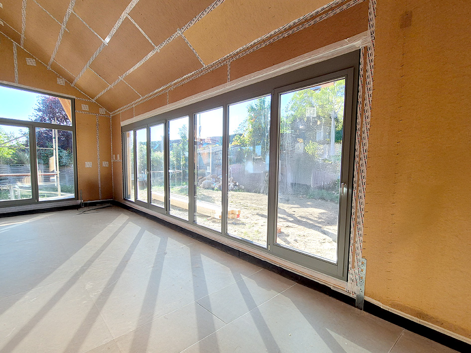 Klassische Klöntür, Eingangstür mit integriertem Fenster in Blau aus Holz