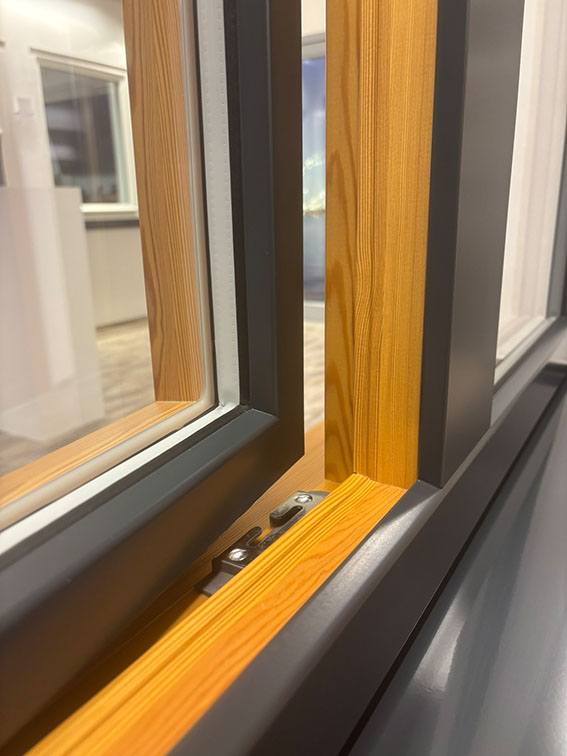 Detailansicht eines Holz/ Aluminiumfensters in Anthrazit Mira System