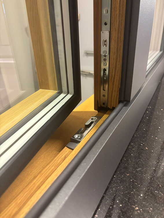 Detailansicht eines Holz/ Aluminiumfensters in Dunkelgrau MIRA