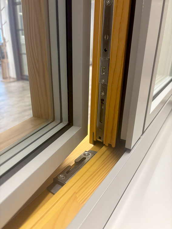 Detailansicht eines Holz/ Aluminiumfensters in Hell Grau
