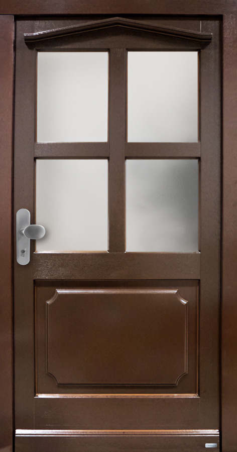 Braune Hauseingangstür aus Holz mit Verzierungen und Glasausschnitt mit Sprossen.