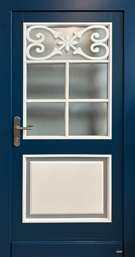 Wunderschöne Hauseingangstür aus Holz mit Ornamenten aus Holz und Füllung.