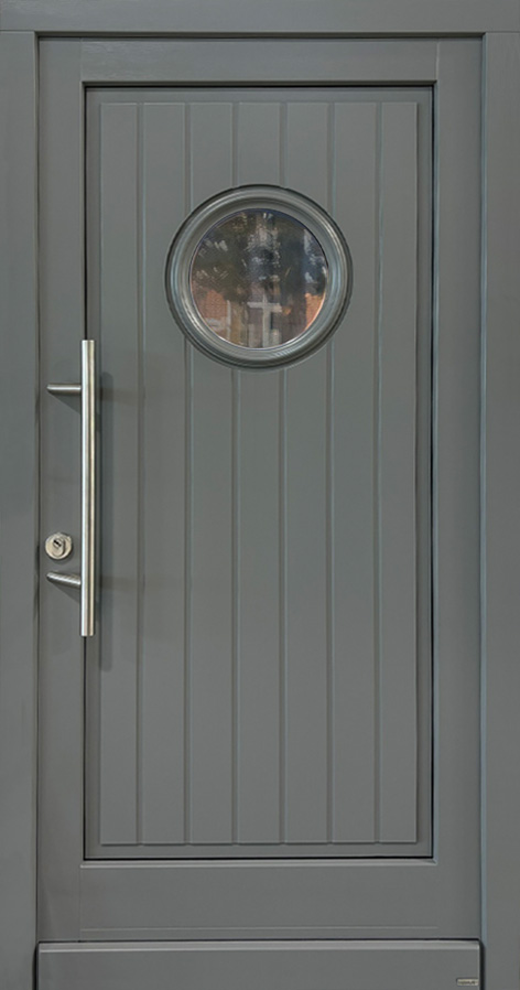 Maritime Hauseingangstür mit rundem Fenster, Bullauge, aus Holz in Grau.