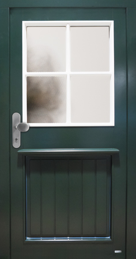 Friesentür aus Holz mit Glasausschnitt und weissen Sprossen.