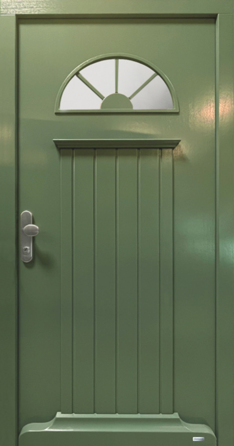 Hausttuermodell Ruegen in Gruen mit einem Lichtausschnitt im Halbkreis und mit Sprossen.