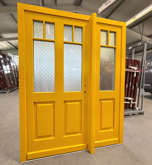 Gelbe Hauseingangstür mit Ornamentglas