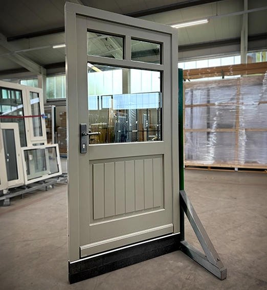 Schöne Eingangstür aus Holz mit Querstreifen und Glas