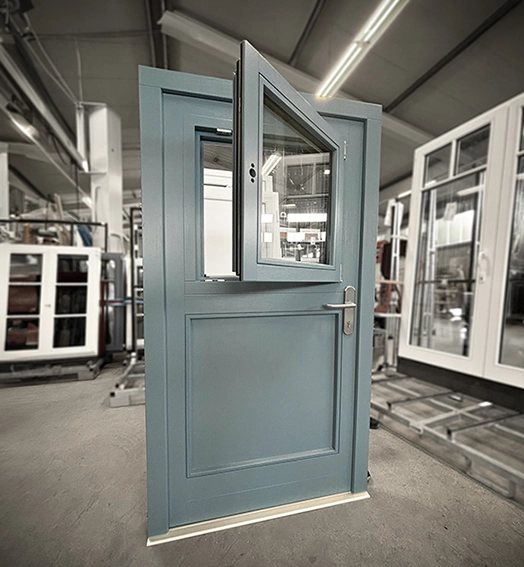 Klassische Klöntür, Eingangstür mit integriertem Fenster in Blau aus Holz