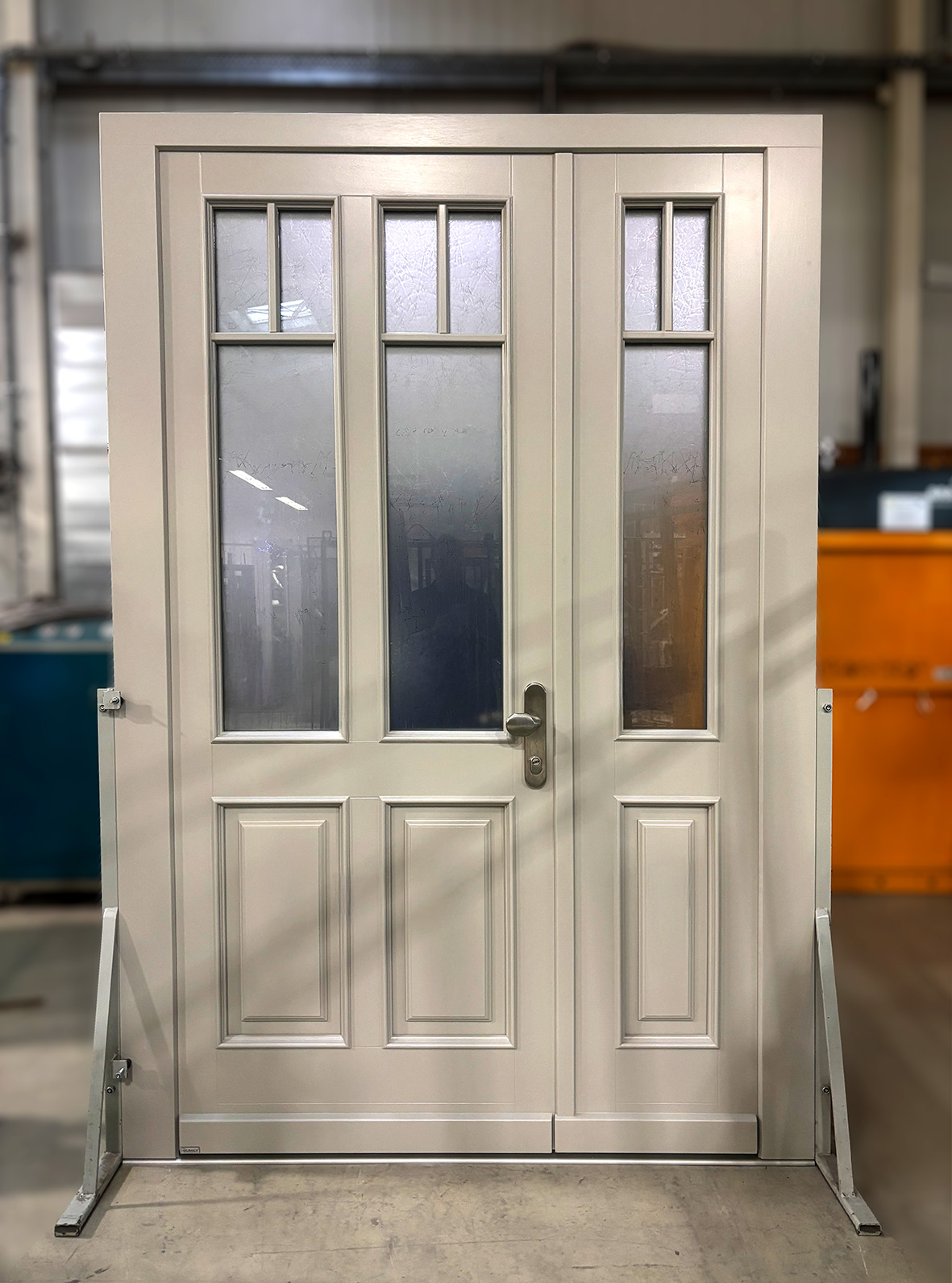 Eingangstür mit Füllungen und Seitenteil in Beige