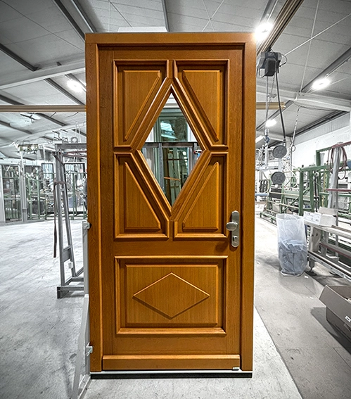Eingangstür aus Holz, Modell Röbel 08, mit Füllungen und Glasausschnitt in Rauteform.