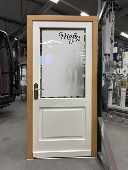 Klassische Eingangs oder Ladentür aus Holz mit Glas und Logo sandgestrahlt auf Satinatoglas.
