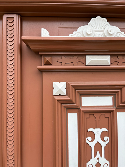 Aufwendige Zierelemente an Hauseingangstür