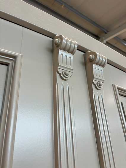 Kapitelle in Grau mit Schlageleiste