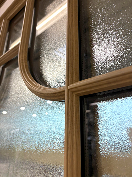 Historische Sprossen an Hauseingangstür Denkmalschutz