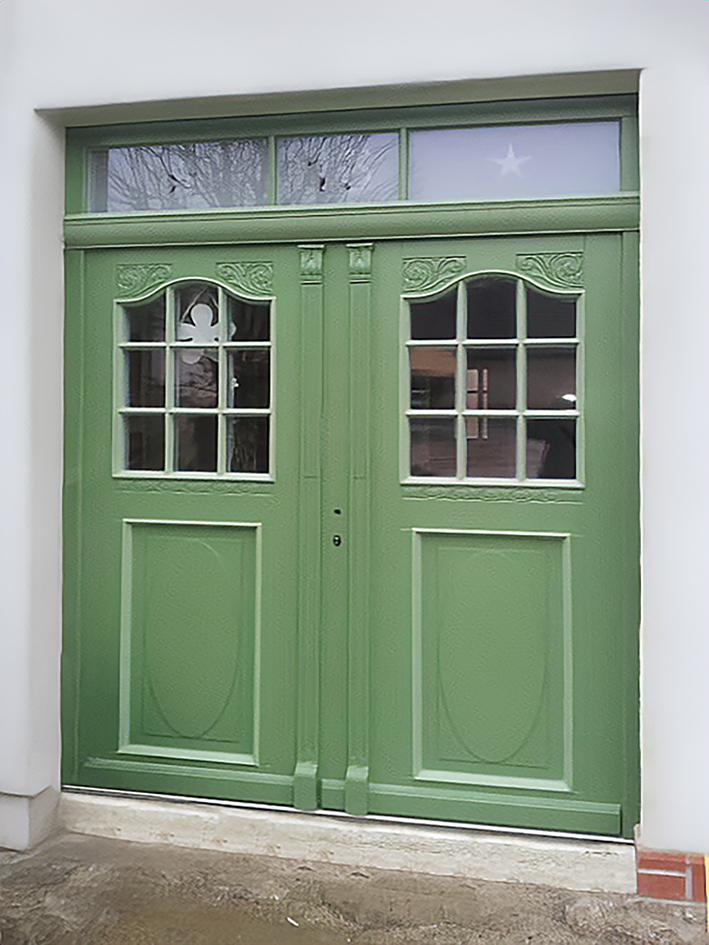 Zweiflüglige Denkmalschutztür in Grün mit Sprossenfenster und Ornamenten
