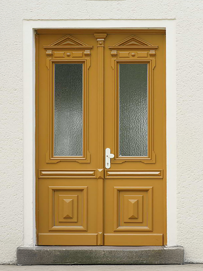 Zweiflüglige Hauseingangstür mit Lichtausschnitt und Altbau in braun