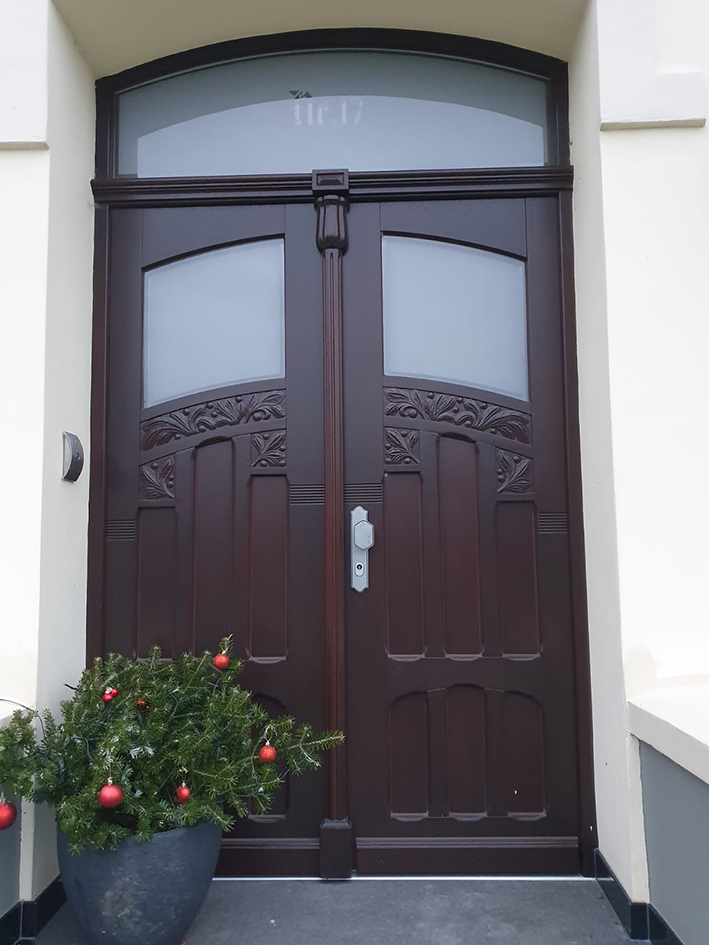 Zweiflüglige Denkmalschutztür in Braun mit Ornamenten und Satinatoglas