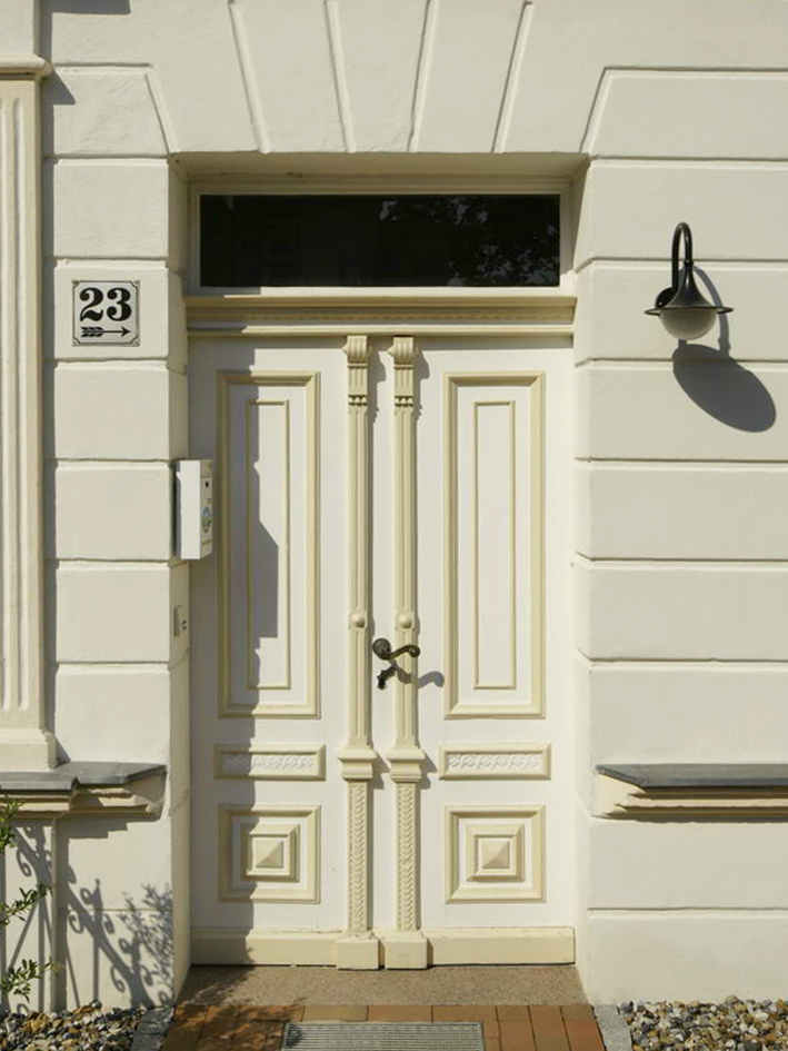 Zweiflüglige Hauseingangstür imageZweiflüglige Hauseingangstür mit Zierelementen in Beige