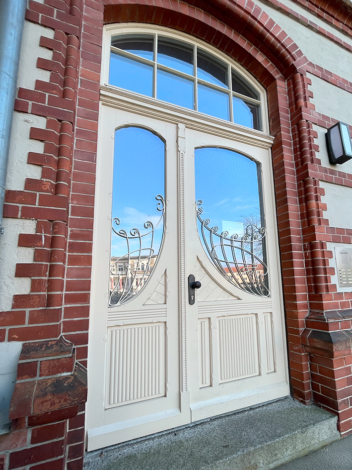 Tür Sonderbau mit historischen Elementen