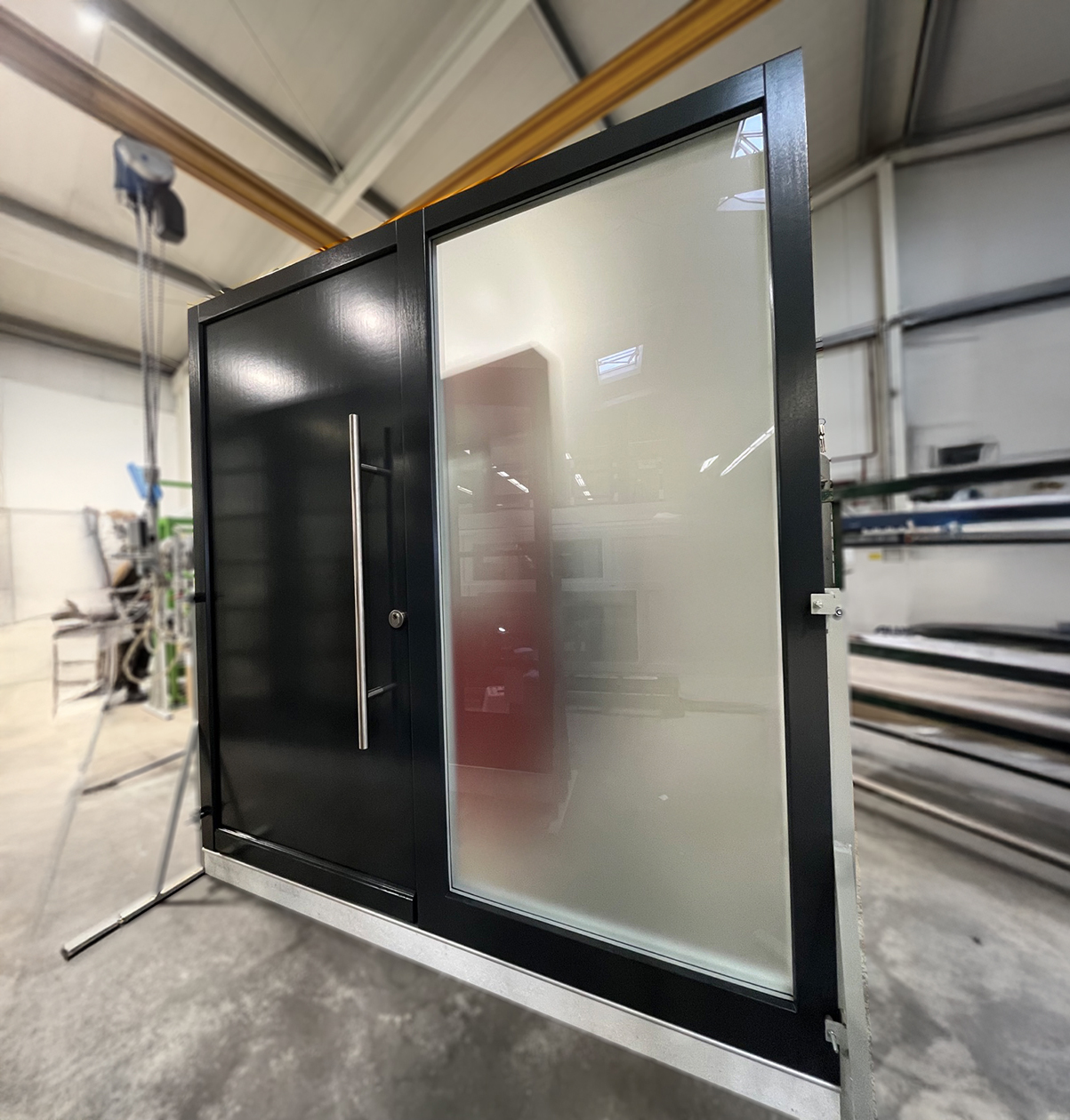 Fertiggestellte Moderne Holzeingangstür in Schwarz mit angebautem Seitenteil mit Satinatoglas.