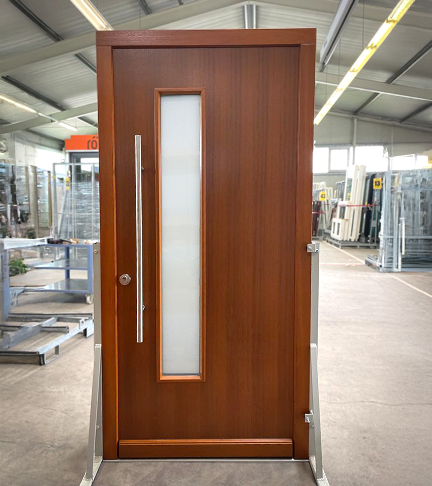 Moderne Haustür mit Lichtausschnitt, Milchglas / Satinato und Echtholzoberfläche RedGrandis Holz mit dunkler Lasur.