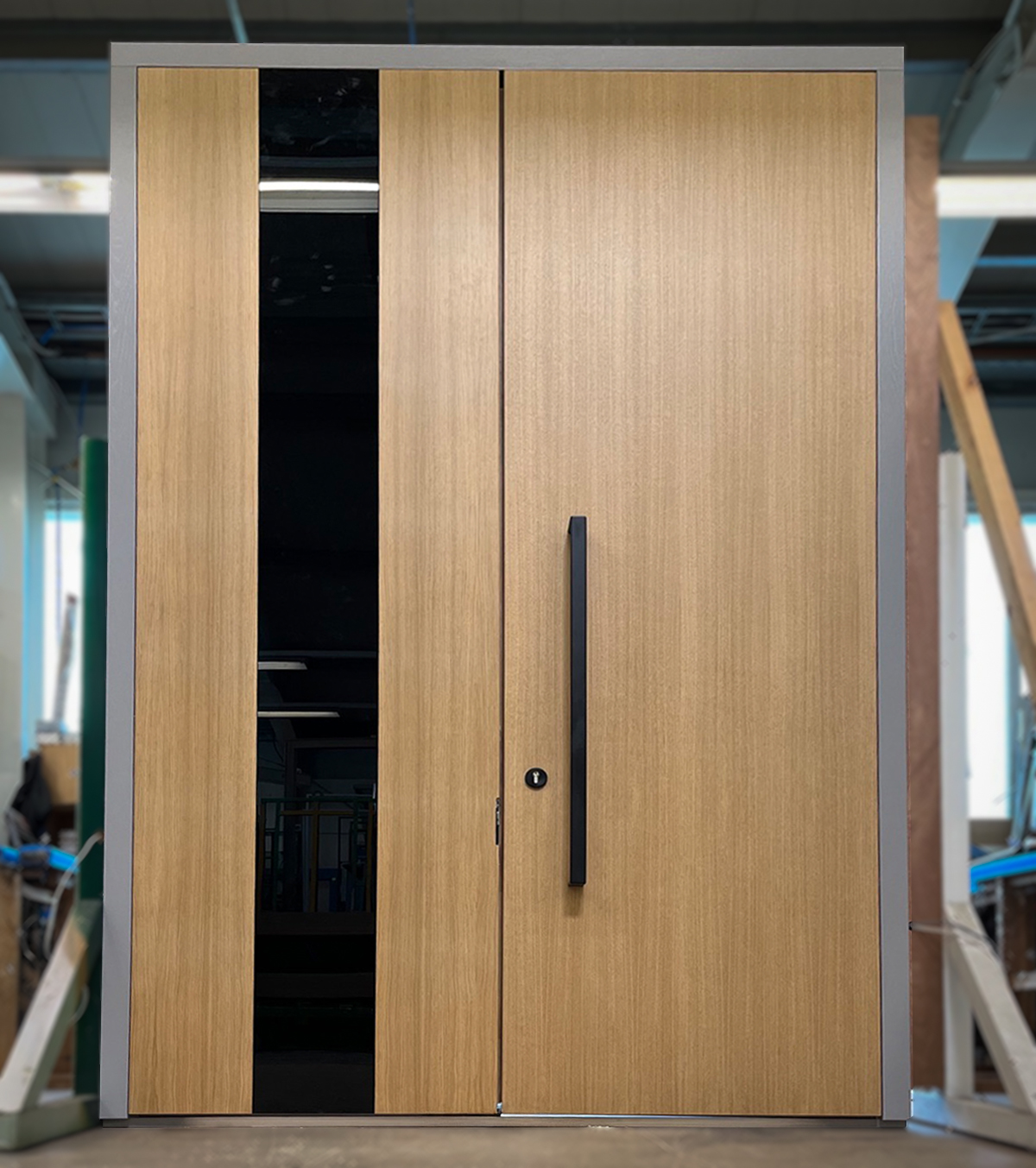 Exklusive Holzeingangstür aus RedGrandis mit Seitenteil und schwarzen Glasausschnitt.