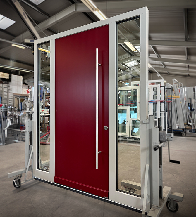 Dunkelrote moderne Holzeingangstür mit zwei Seitenteilen und moderner Griffstange