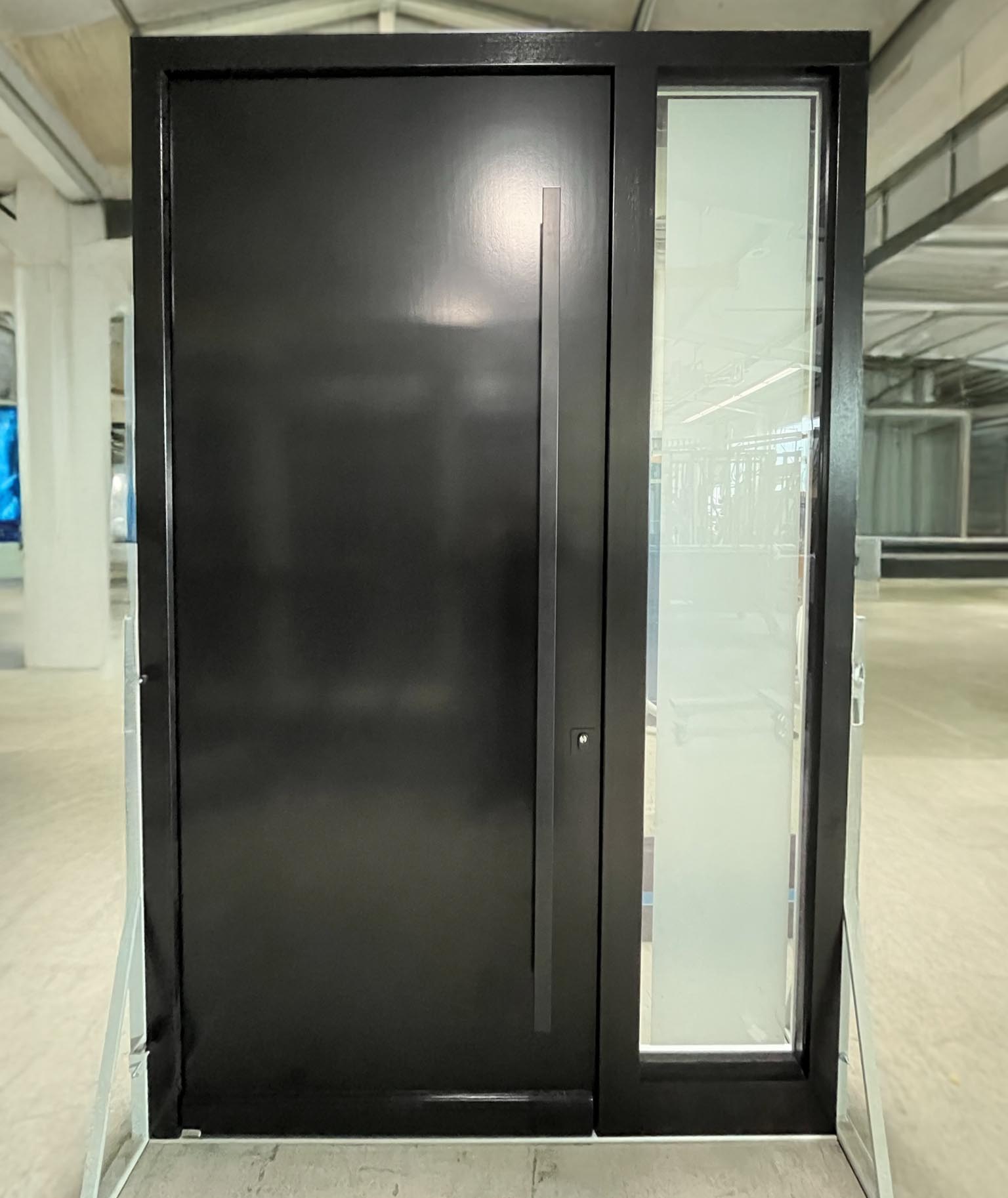 exklusive Holzeingangstür komplett in Schwarz mit Seitenteil aus Glas.